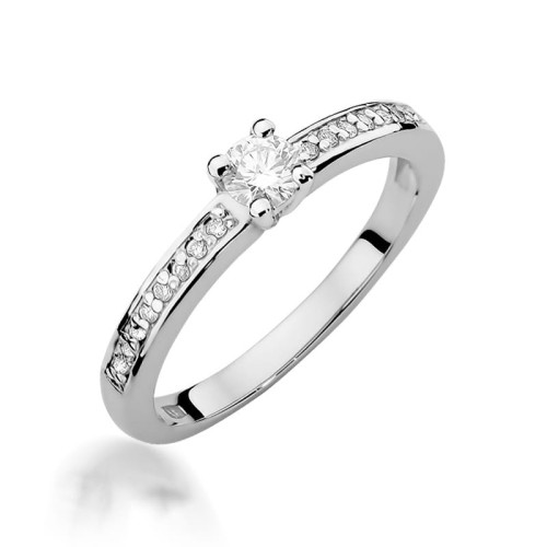 Pierścionek z białego złota brylanem centralnym oraz na szynie