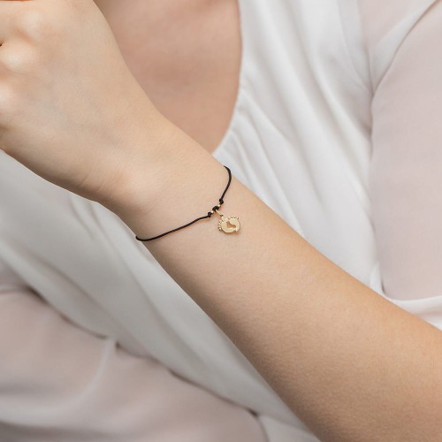 Bransoletka na czarnym sznurku z motywem stópek