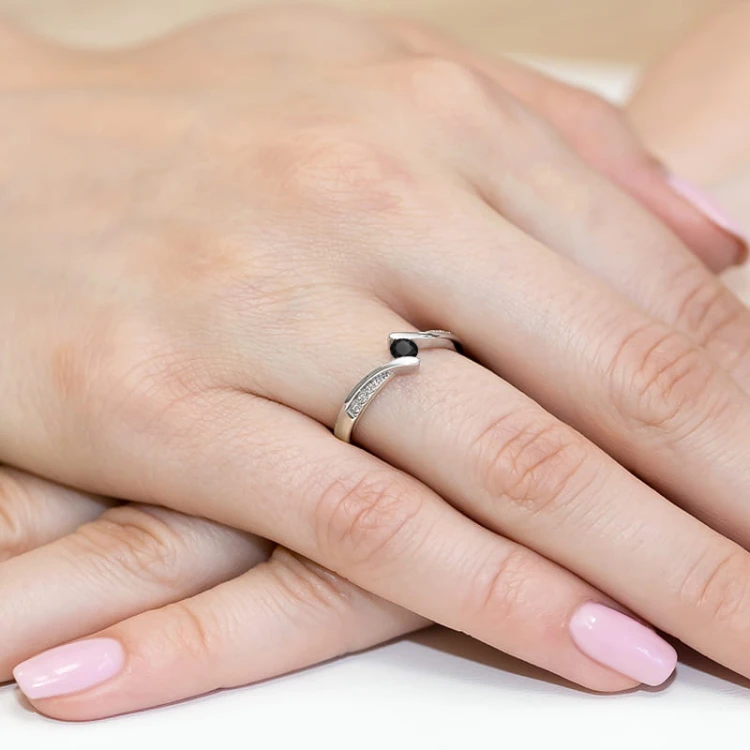 Pierścionek z białego zota z czarnym brylantem