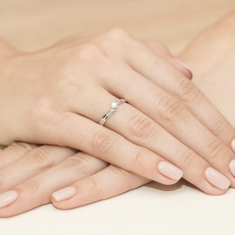 Pierścionek z brylantem 0,25 ct z białego złota