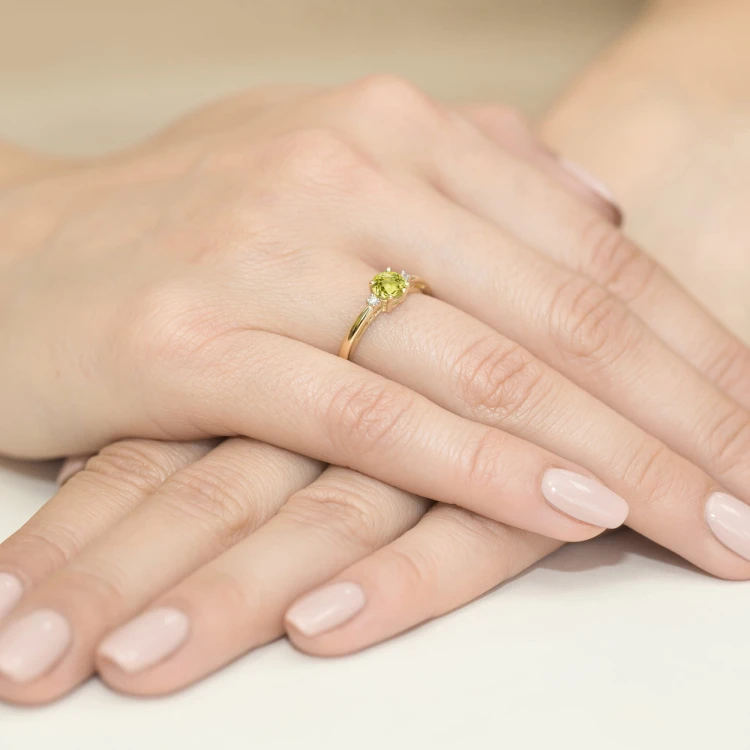 Pierścionek z oliwinem 0,60 ct i brylantami