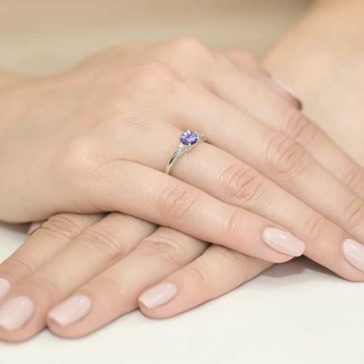 Pierścionek z białego złota z tanzanitem 0,50 ct i brylantami