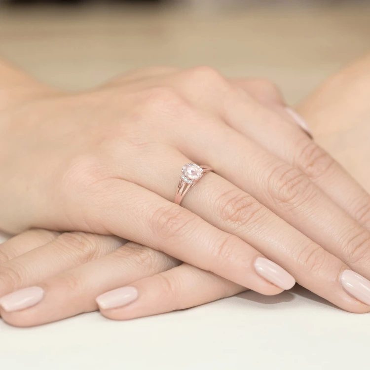 Pierścionek z różowego złota z owalnym diamentem laboratoryjnym 0,452 ct