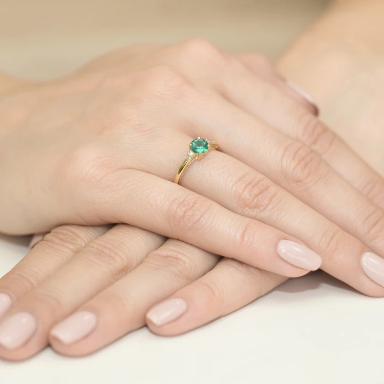 Pierścionek z szmaragdem 0,60 ct i brylantami