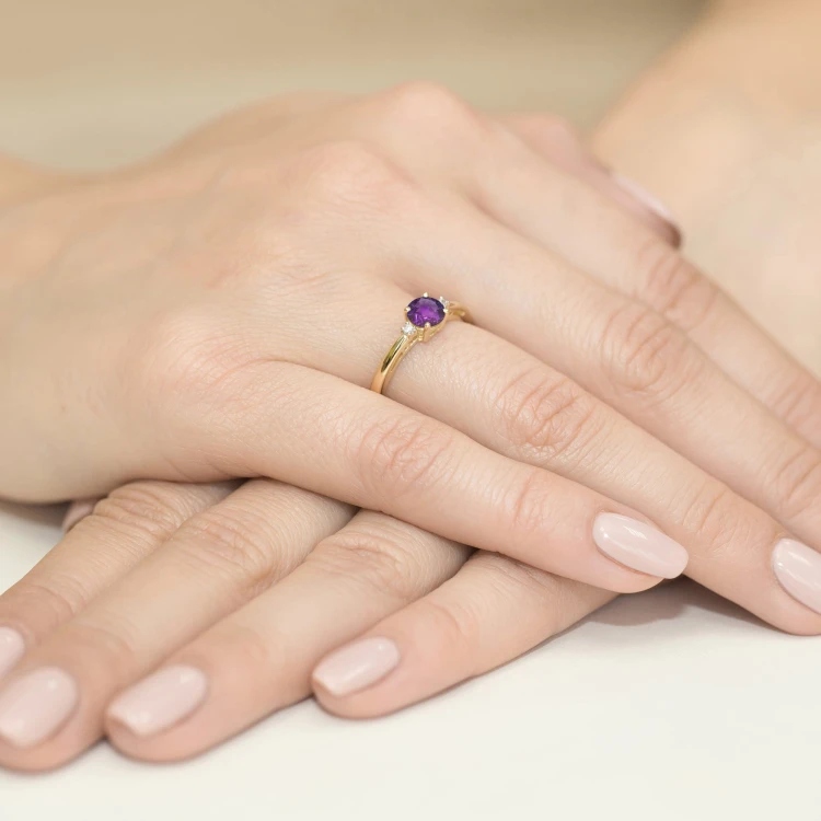 Pierścionek z Ametystem 0,50ct i brylantami żółte złoto