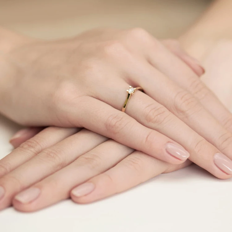 Pierścionek klasyczny Diament 0,09ct żółte złoto