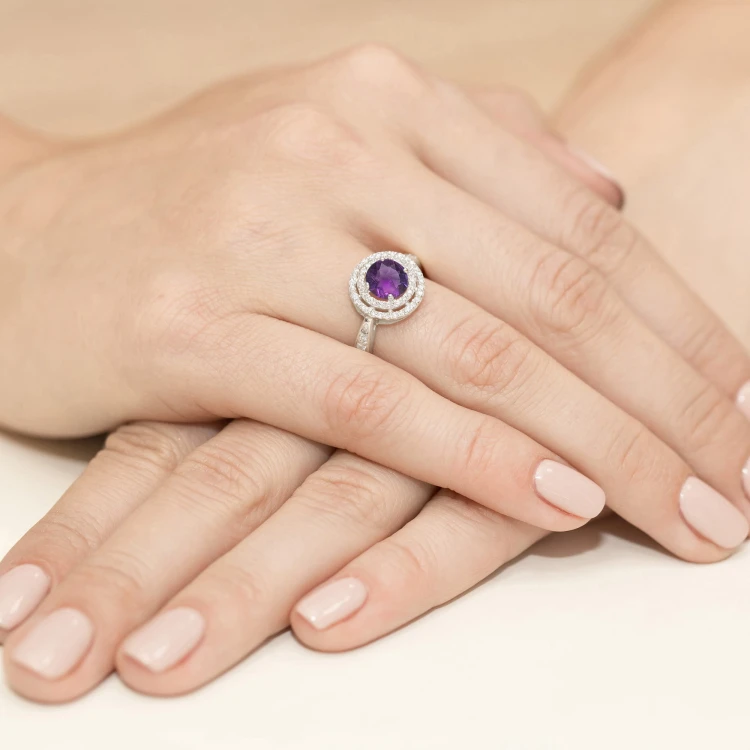 Okazały pierścionek z Ametystem 0,90ct i brylantami białe złoto