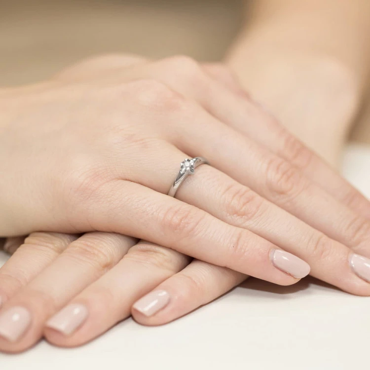 Pierścionek w finezyjnej oprawie Diament 0,04ct białe złoto