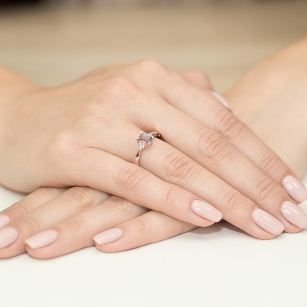 Pierścionek z prostokątnym Ametystem 0,50 ct i brylantami różowe złoto