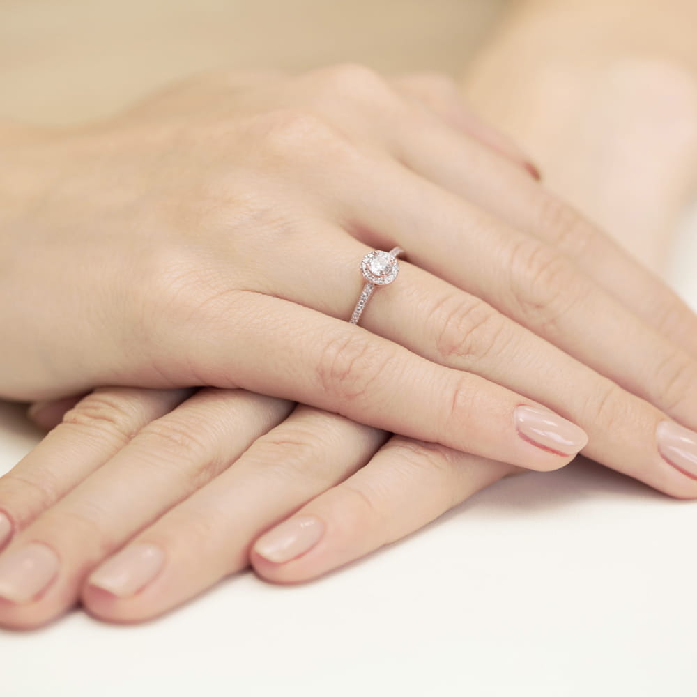 Efektowny pierścionek z różowego złota z brylantami