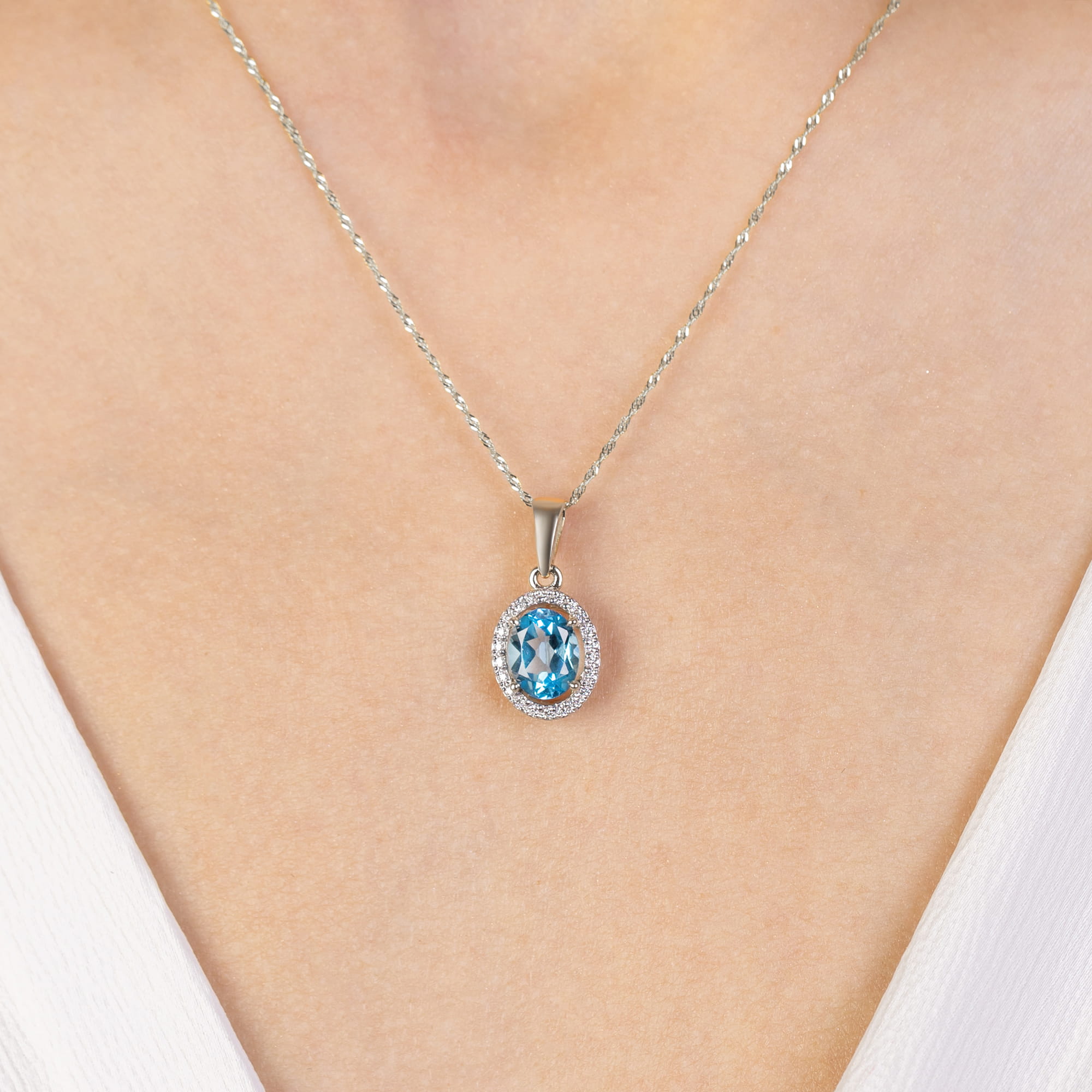 Zawieszka z Topazem otoczonym Brylantami w białym złocie