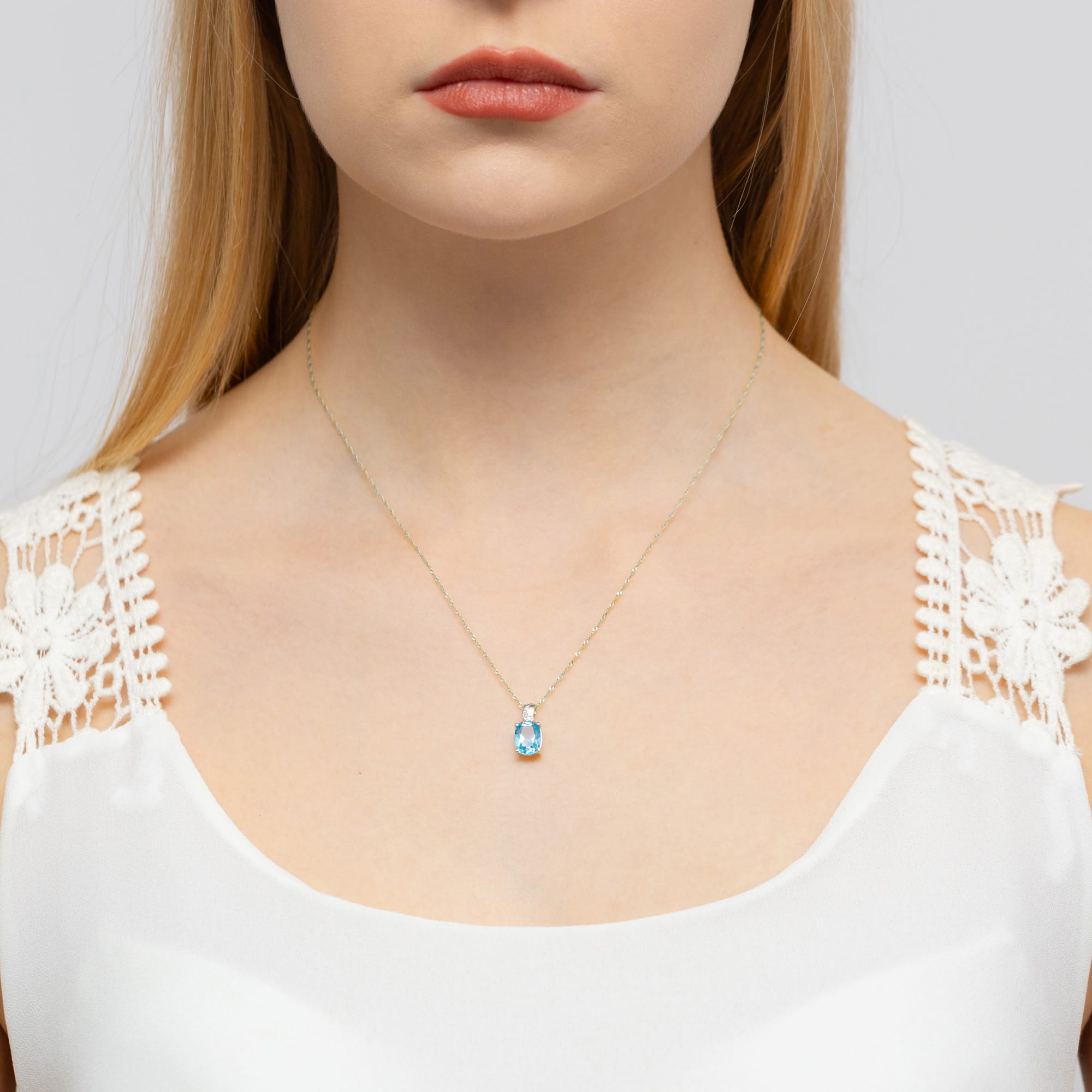 Zawieszka z Topazem i Brylantem owalna z białego złota