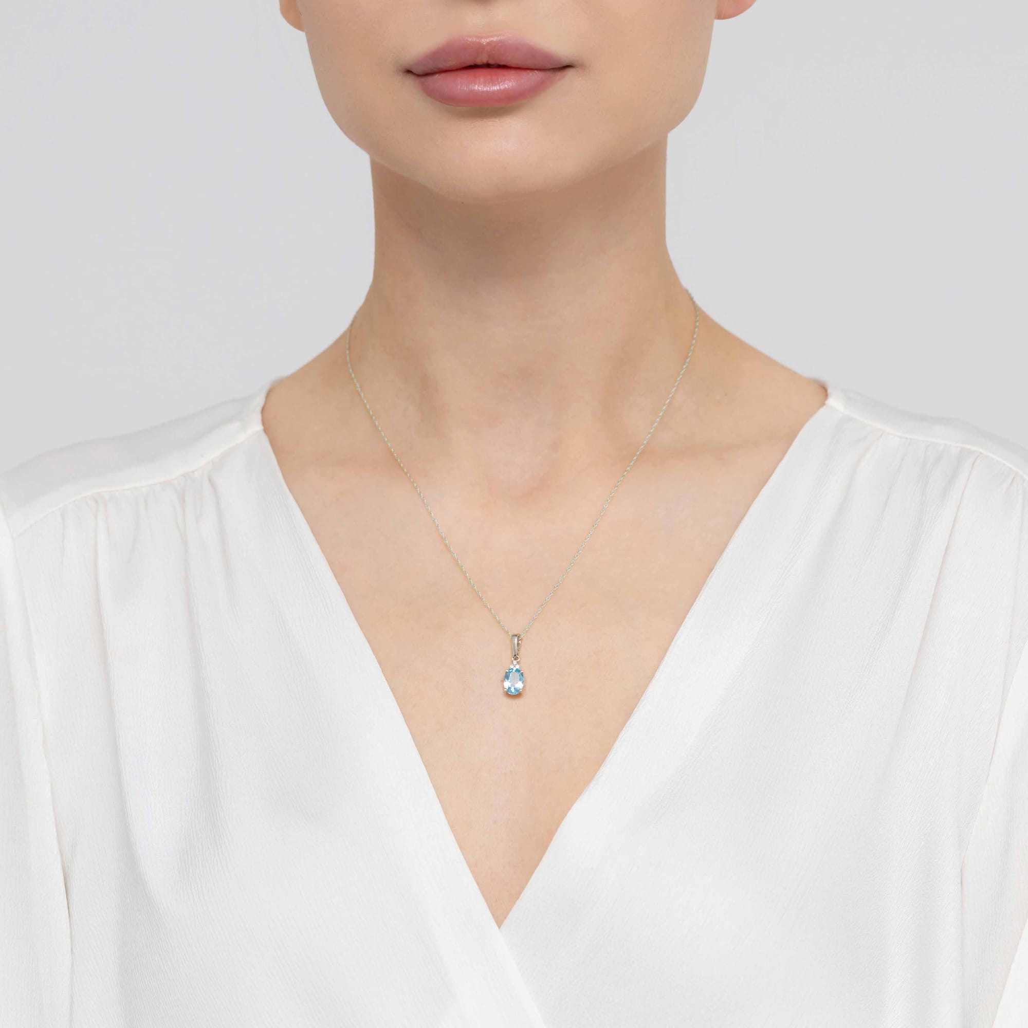 Zawieszka z Topazem i Brylantami owalna z białego złota