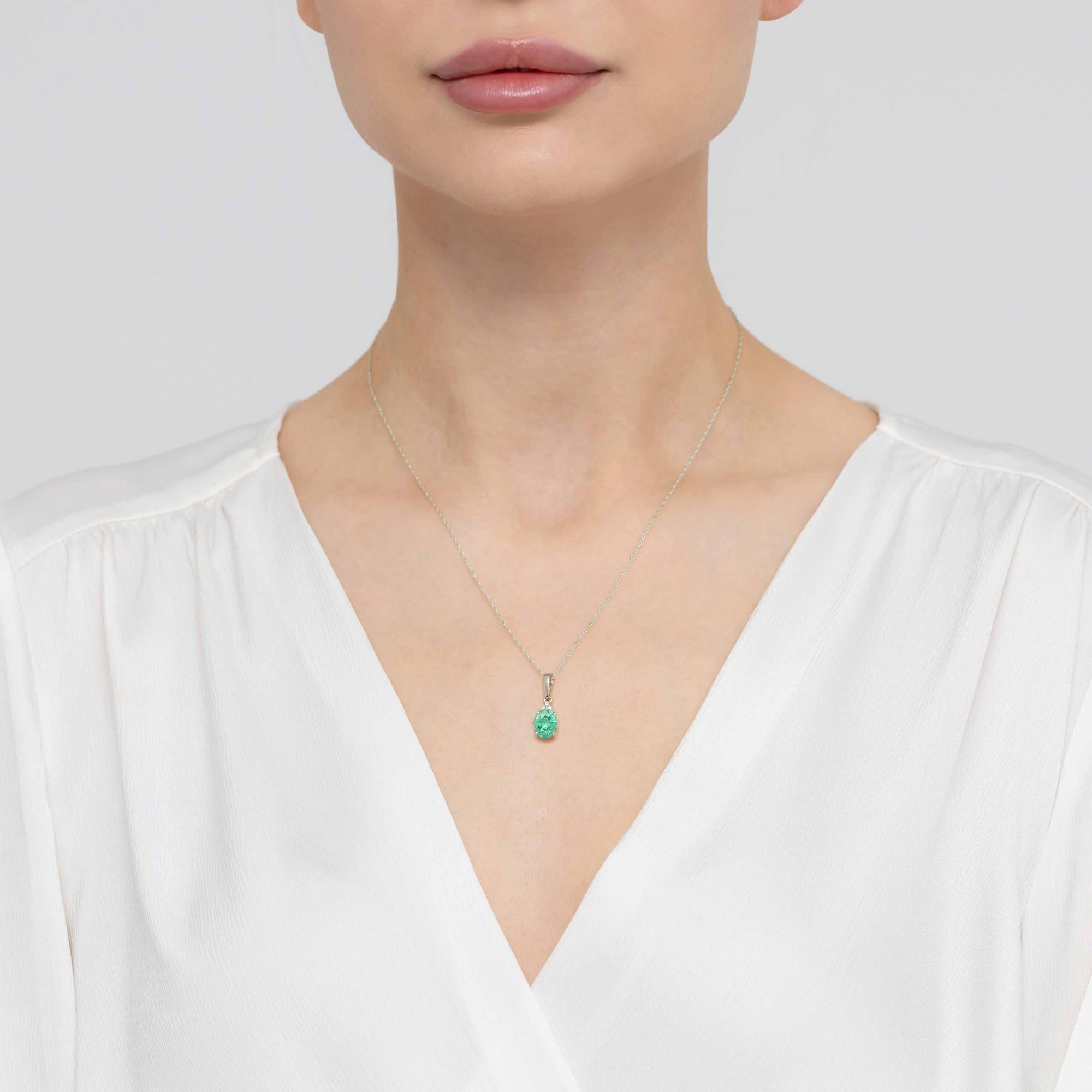 Zawieszka ze Szmaragdem i Brylantami owalna z białego złota