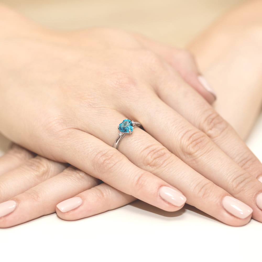 Pierścionek z białego złota z topazem serce i brylantami