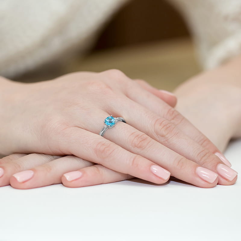 Pierścionek z topazem i brylantami z białego złota