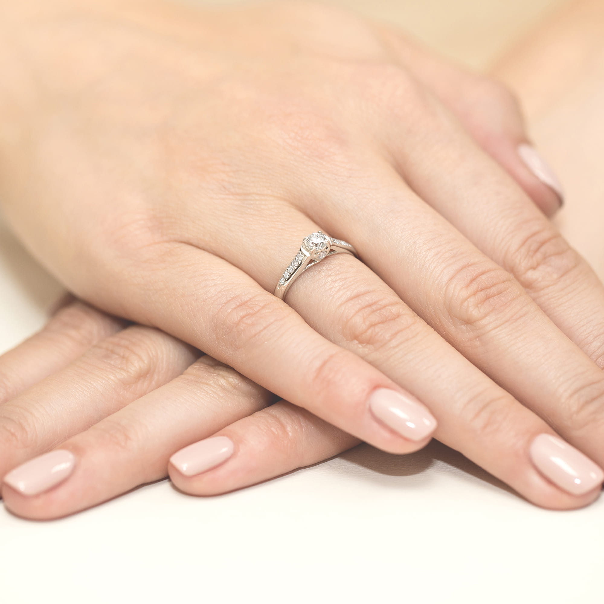 Pierścionek z brylantami z serduszkiem z białego złota