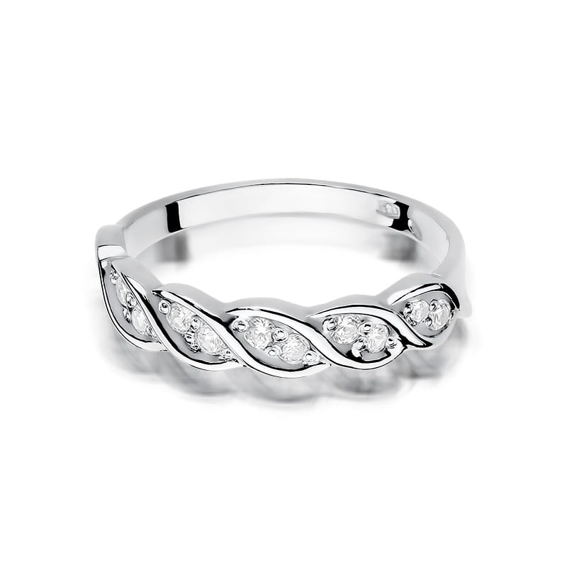 Pierścionek z brylantami przeplatany wzór z białego złota