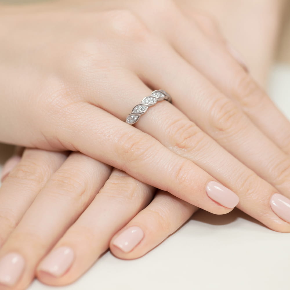 Pierścionek z brylantami przeplatany wzór z białego złota