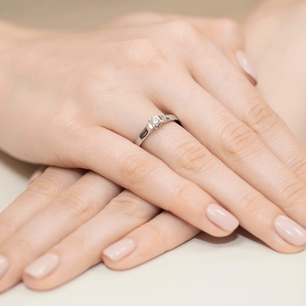 Klasyczny pierścionek z brylantem z białego złota