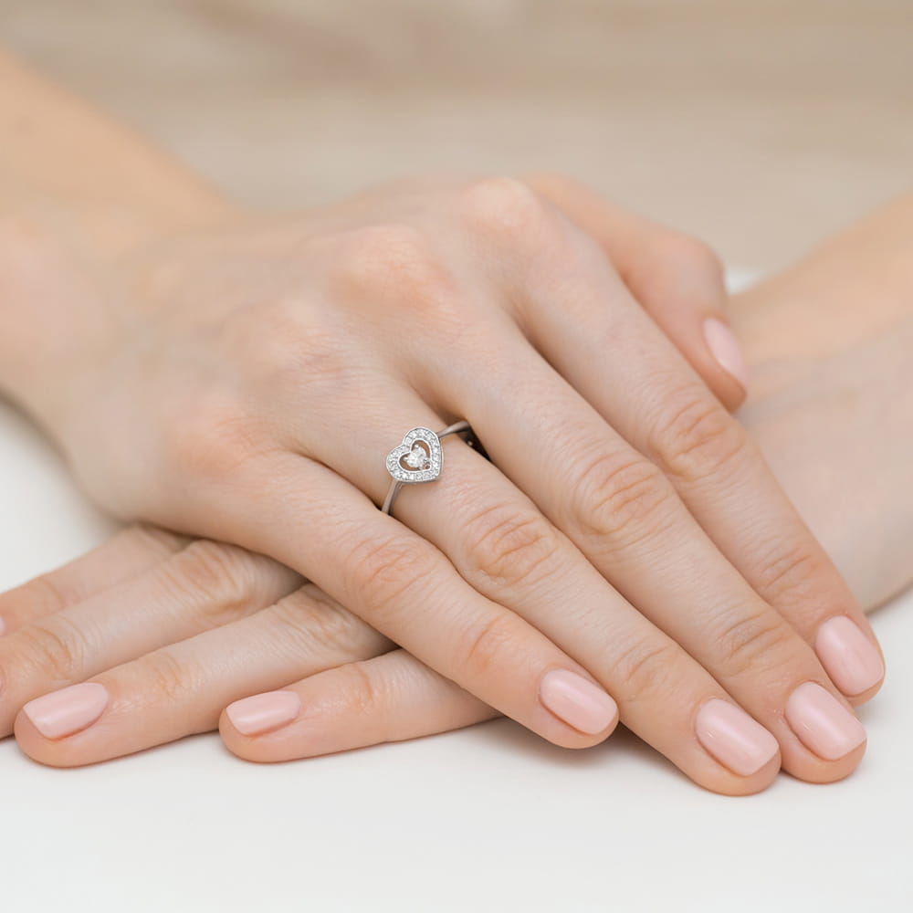 Pierścionek z brylantami serce z białego złota