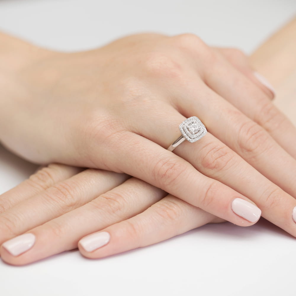 Pierścionek z białego złota z brylantami obsadzonymi w kształcie kwadratu