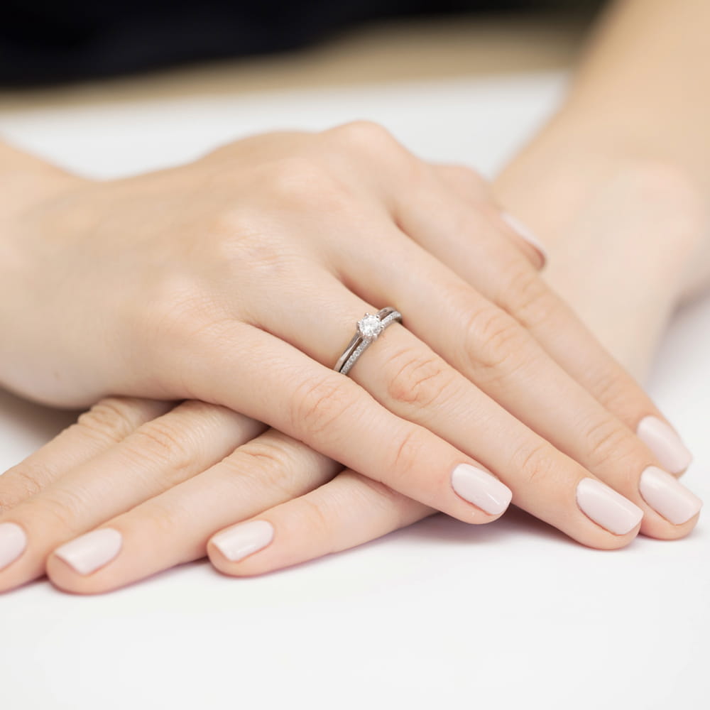 Pierścionek z białego złota z brylantami z podwójną szyną