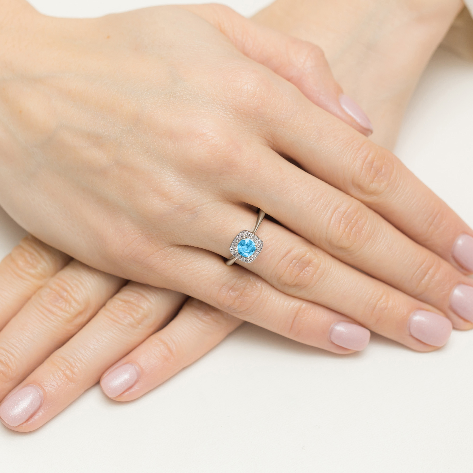 Pierścionek z białego złota z topazem i brylantami kwadrat