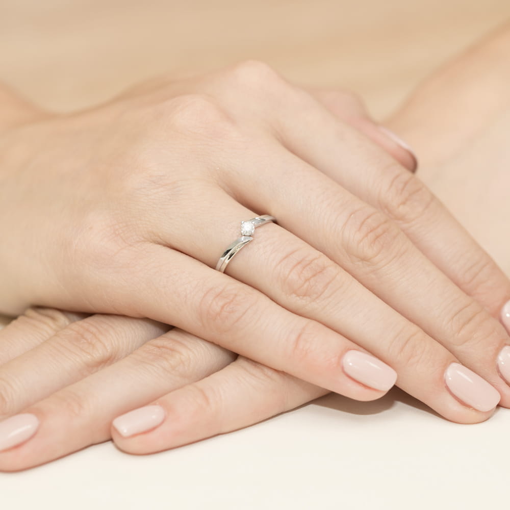 Pierścionek z brylantem 0,25 ct z białego złota