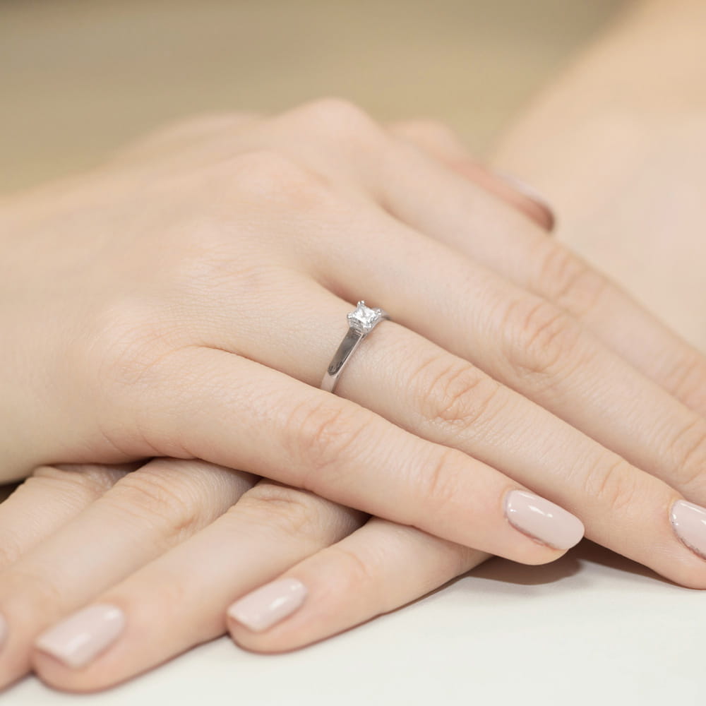 Pierścionek z białego złota z kwadratowym brylantem