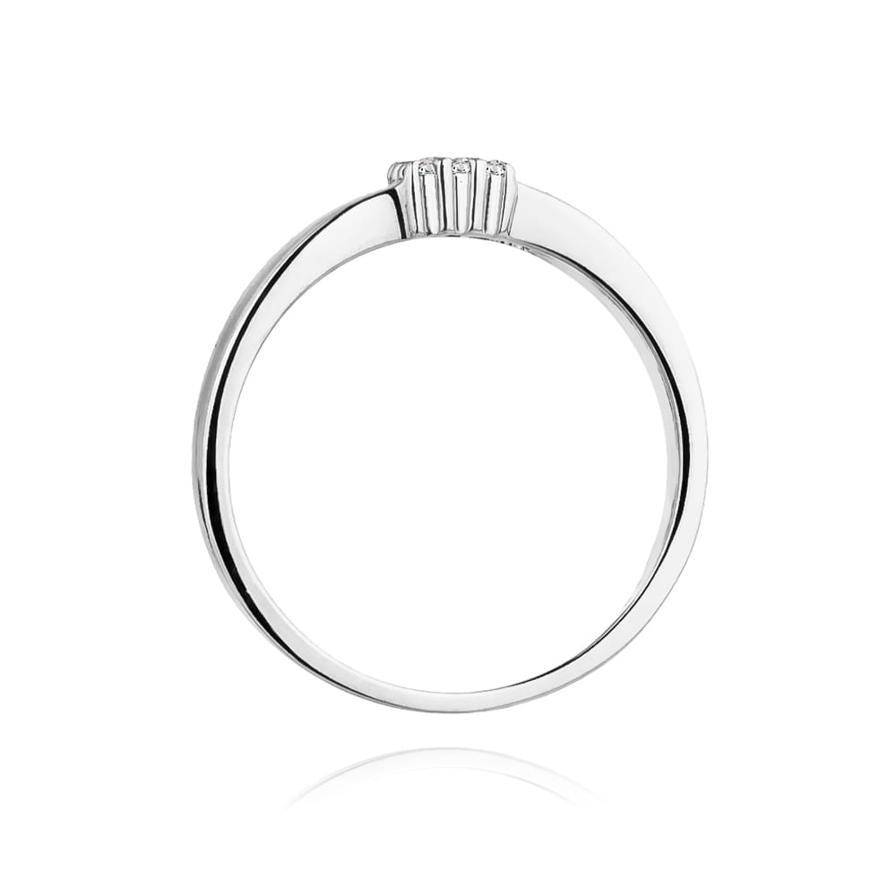Pierścionek z białego złota w formie obrączki z wysadzanymi bylantami