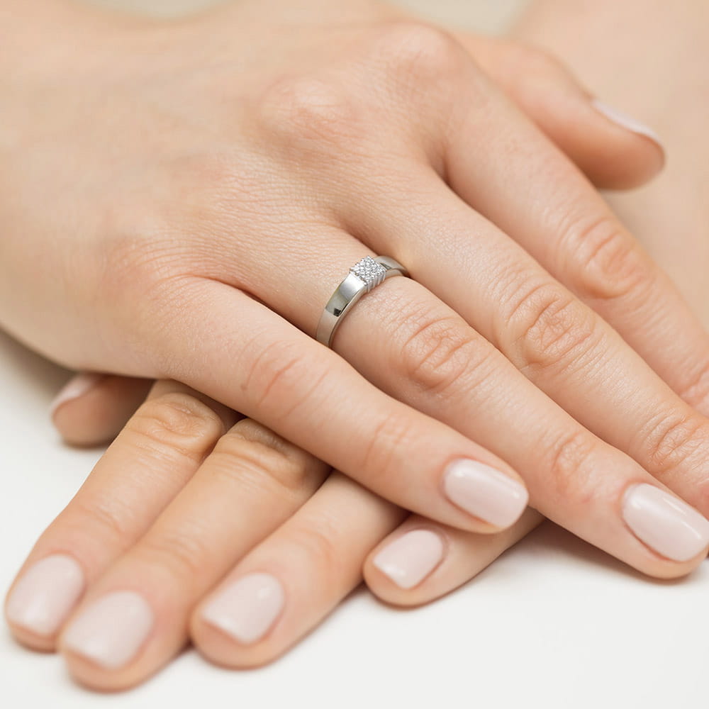 Pierścionek z białego złota w formie obrączki z wysadzanymi bylantami