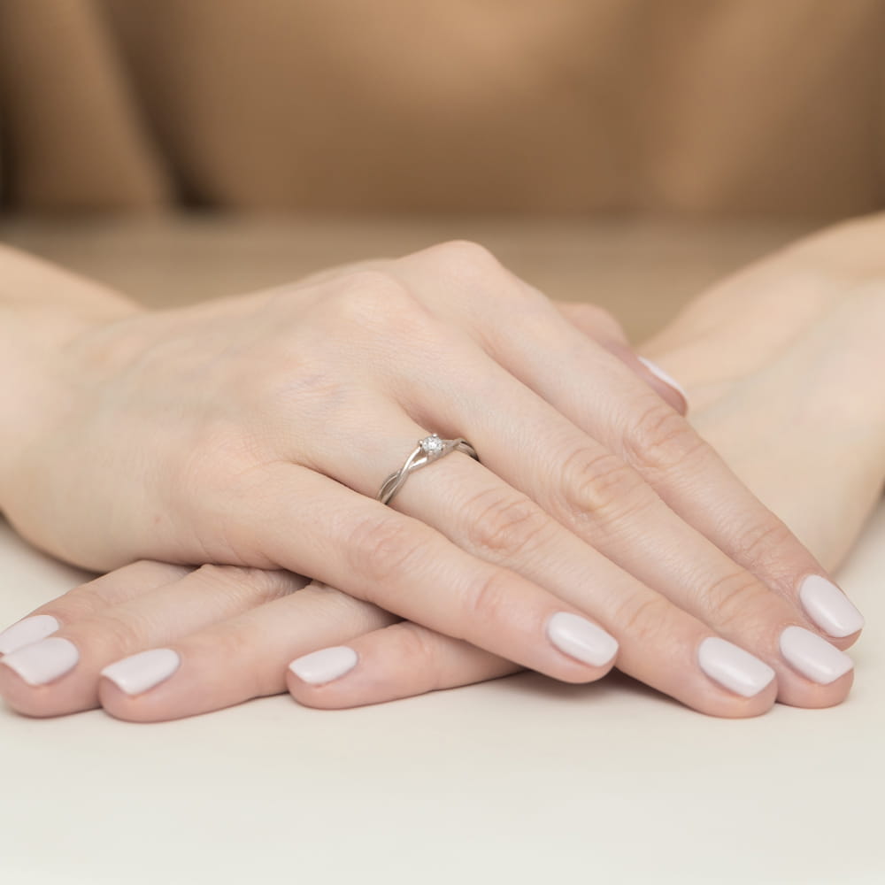 Pierścionek z białego złota z brylantem i skręconą szyną