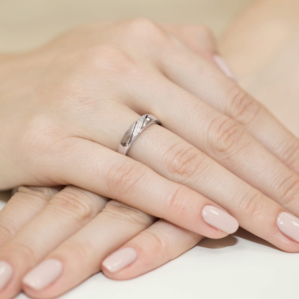 Pierścionek obrączka z białego złota ze zdobieniem z brylantów