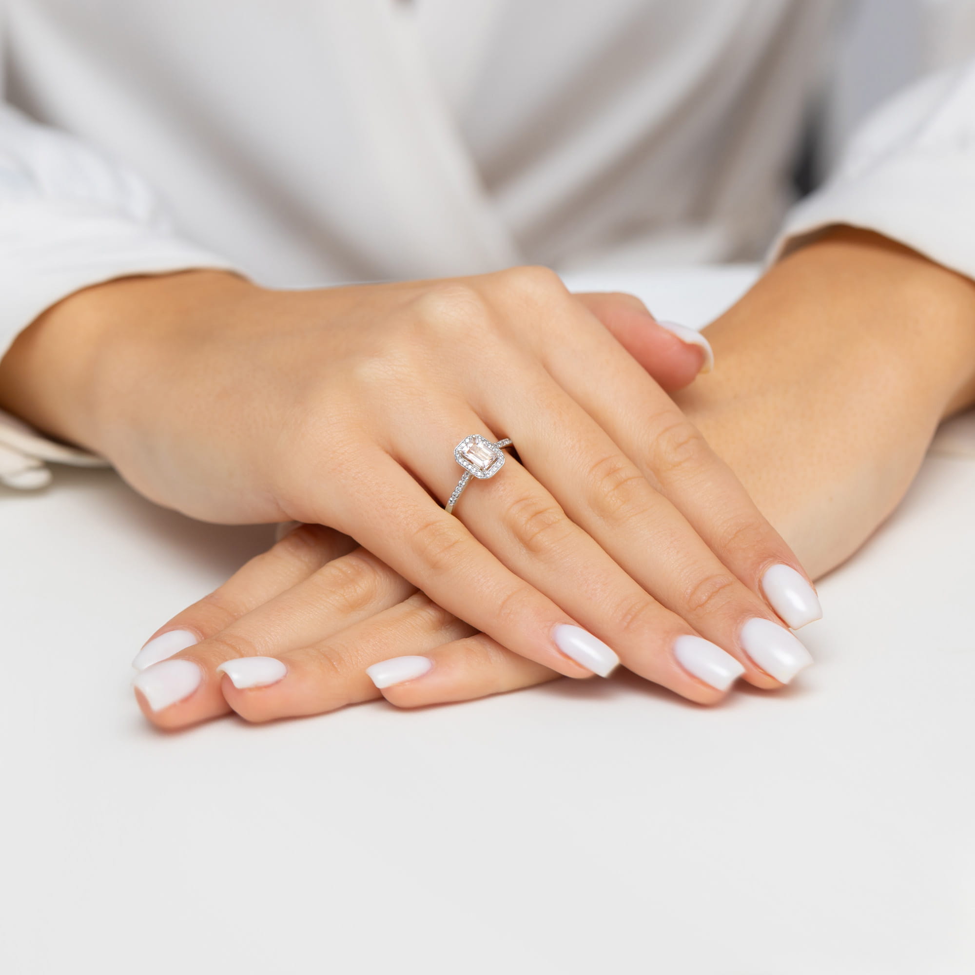 Pierścionek z białego złota z Morganitem i brylantami