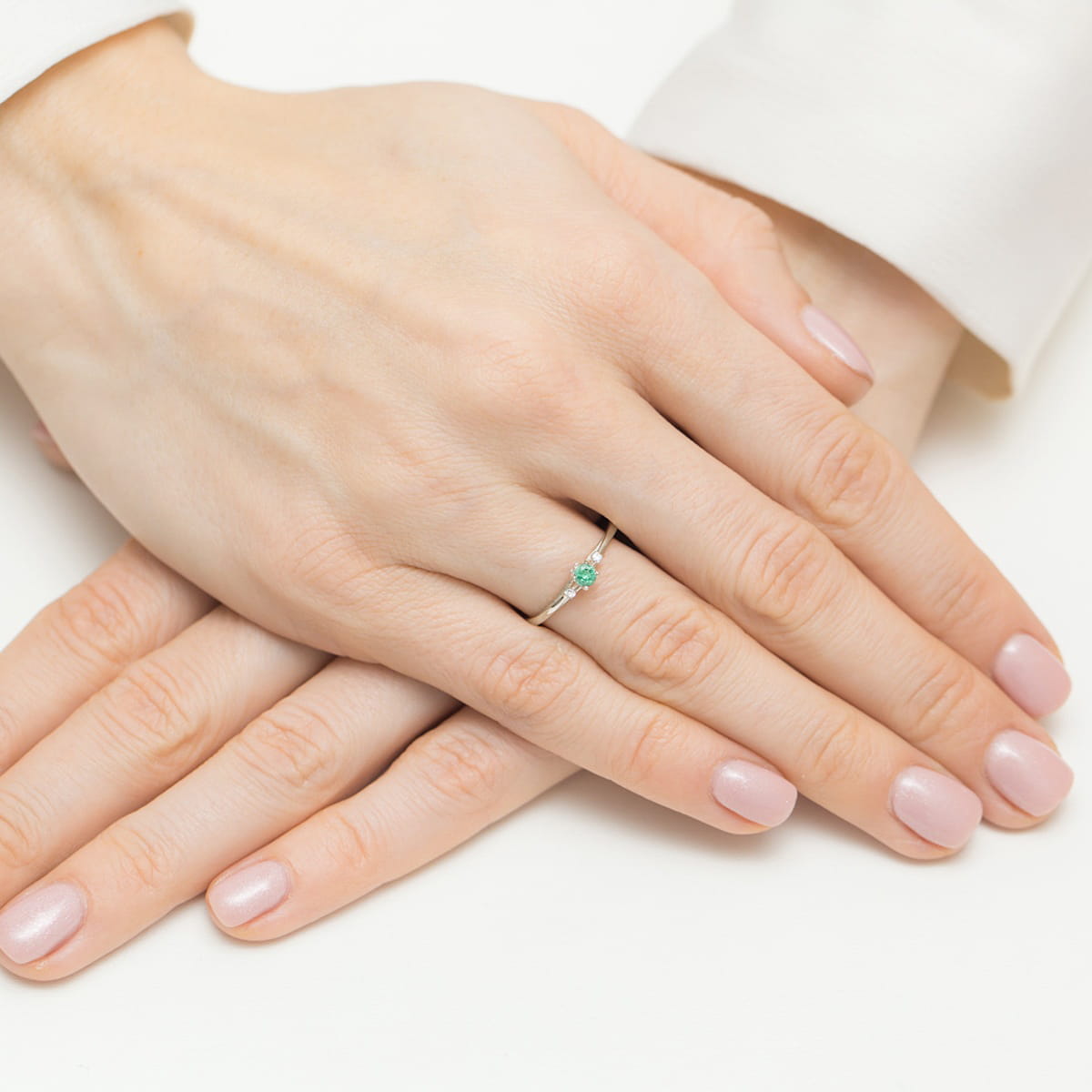 Pierścionek z Szmaragdem 0,15 ct oraz brylantami