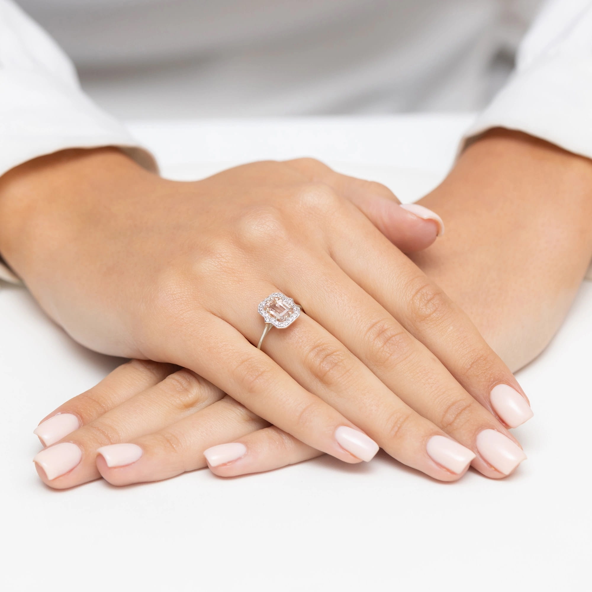 Prostokątny pierścionek z Morganitem i brylantami