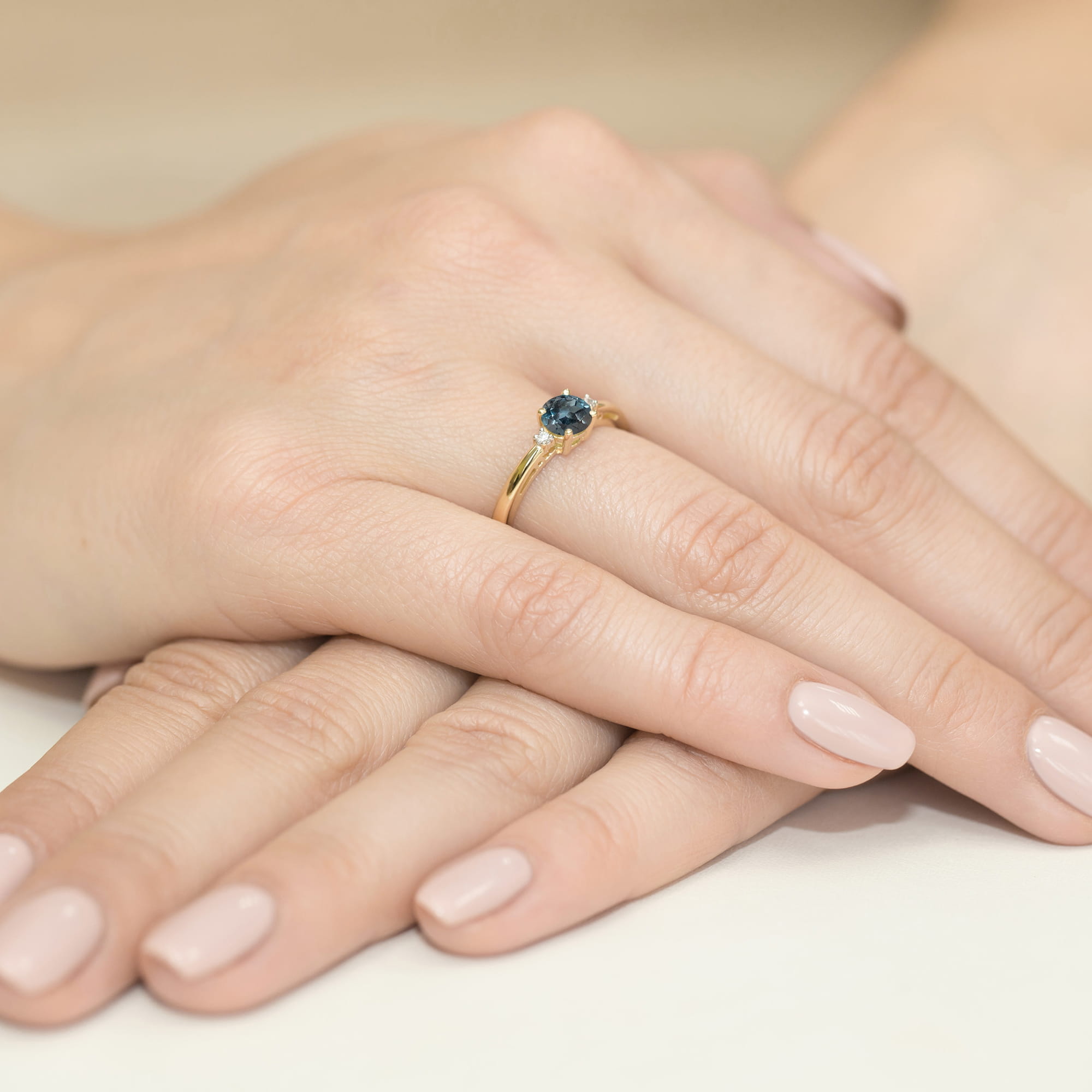 Złoty pierścionek z Topazem London Blue