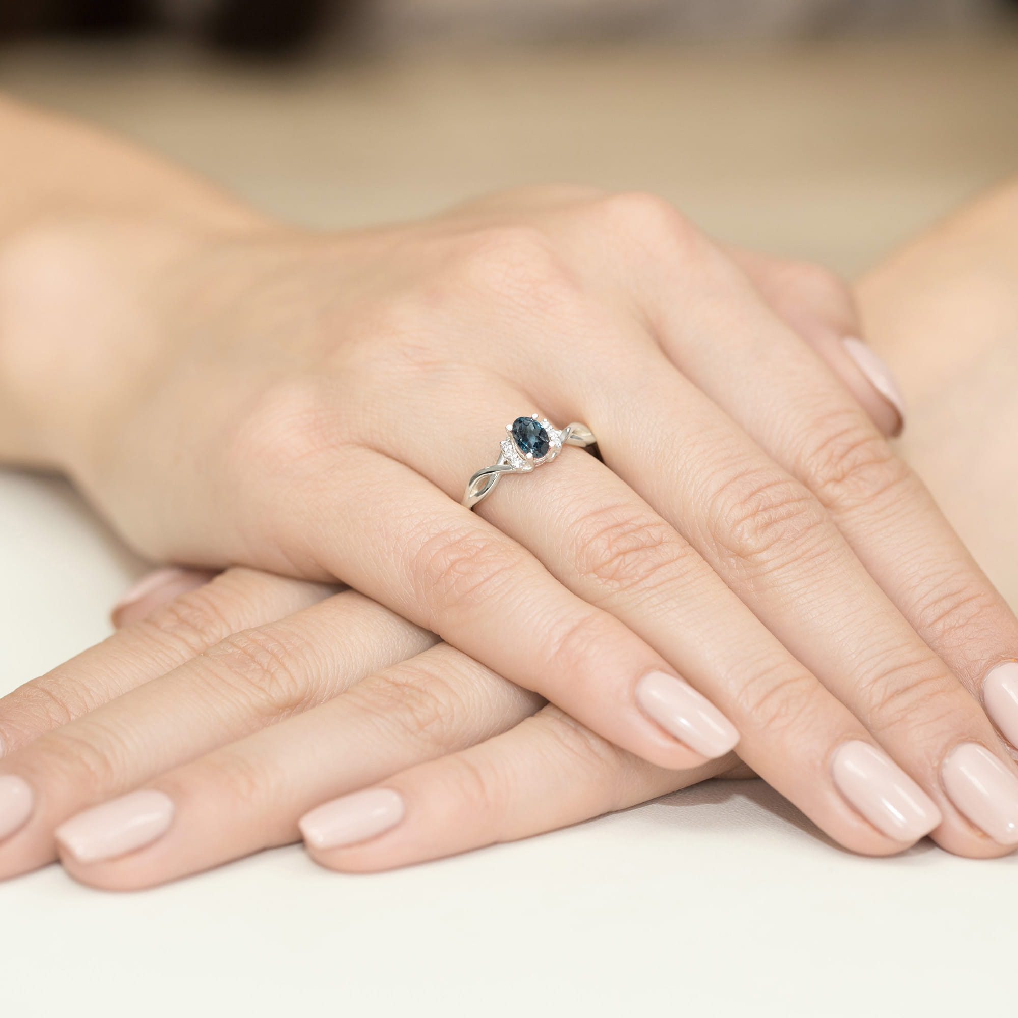 Pierścionek z białego złota Topazem London Blue i brylantami ze skręconą szyną