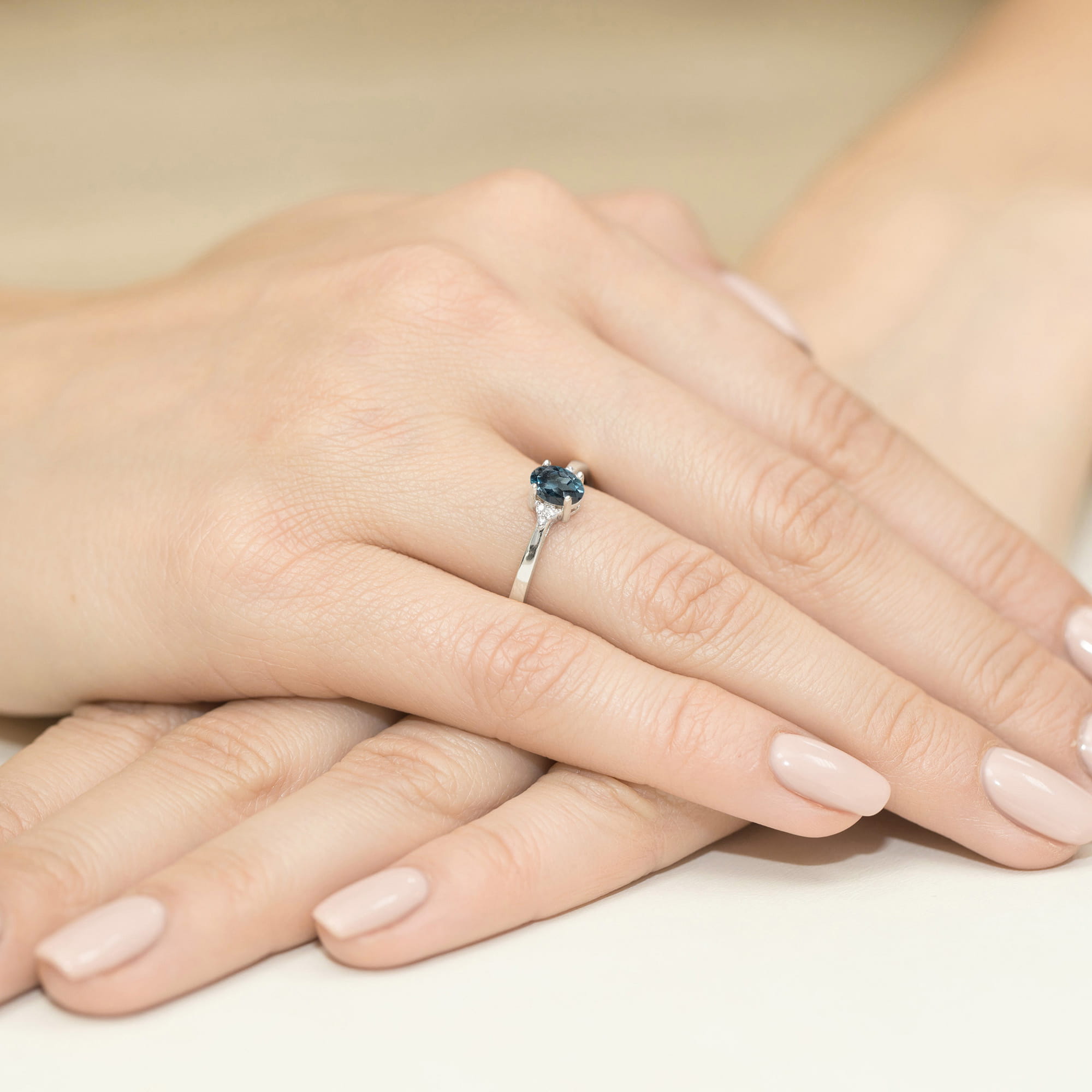 Pierścionek z białego złota z owalnym Topazem London Blue i brylantami