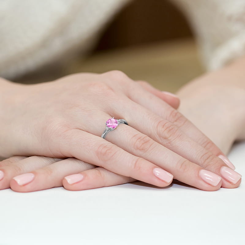 Pierścionek z białego złota z kwadratowym różowym topazem i brylantami