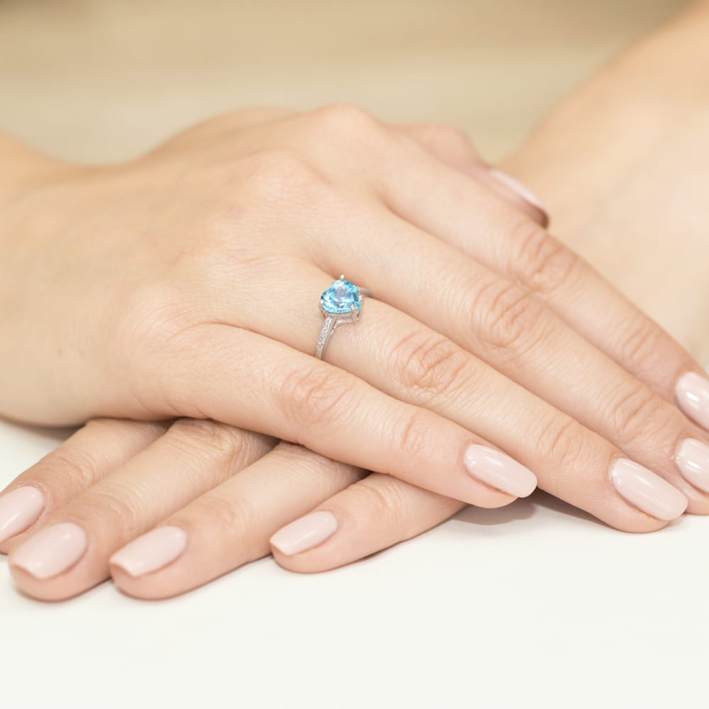 Pierścionek z białego złota z topazem w kształcie serca i brylantami na szynie