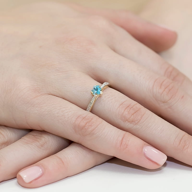 Złoty pierścionek z Szafirem i brylantami na szynie