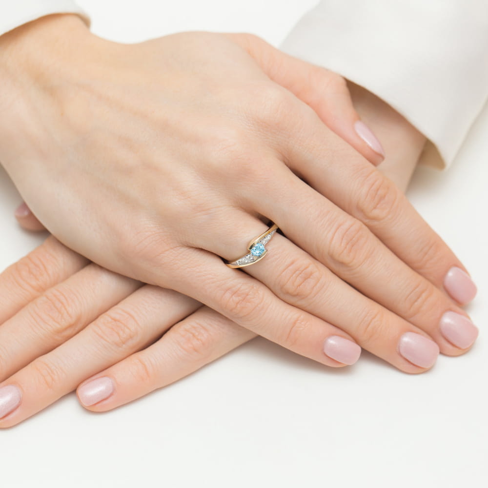 Złoty pierścionek z Topazem i brylantami wzdłuż szyny