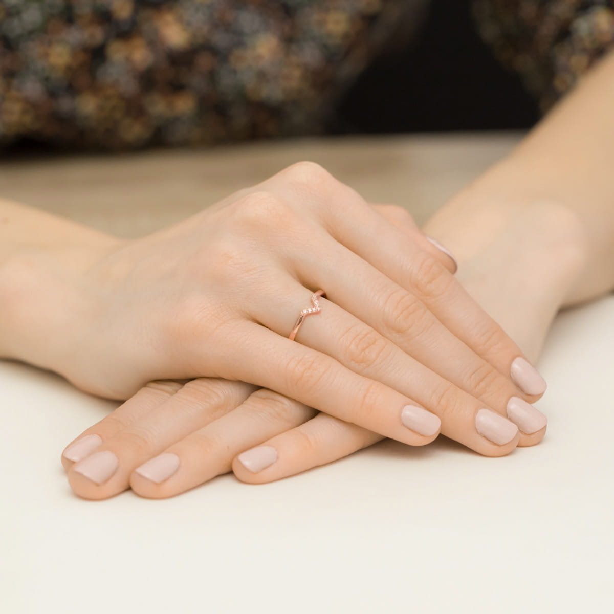 Minimalistyczny pierścionek z diamentami różowe złoto