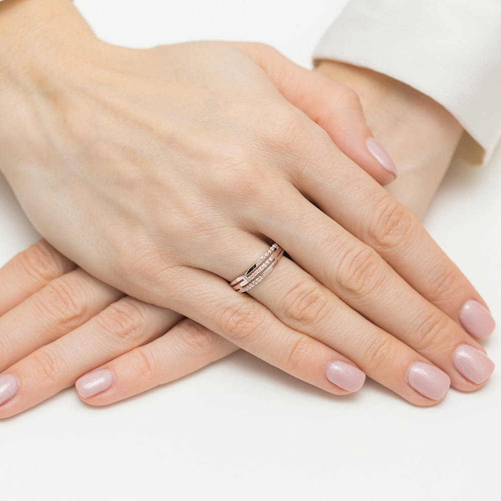 Pierścionek w formie obrączki z diamentami różowe złoto