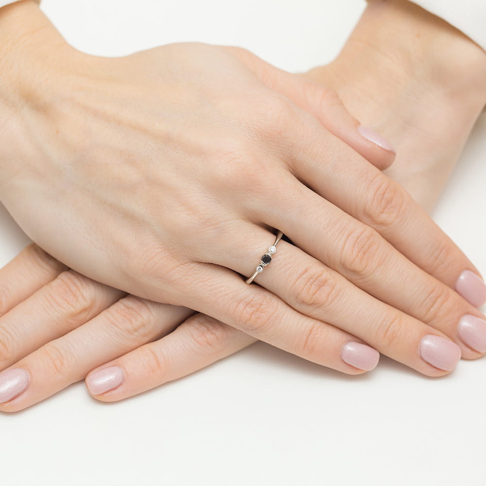 Delikatny złoty pierścionek z czarnym brylantem i brylantamI białe złoto