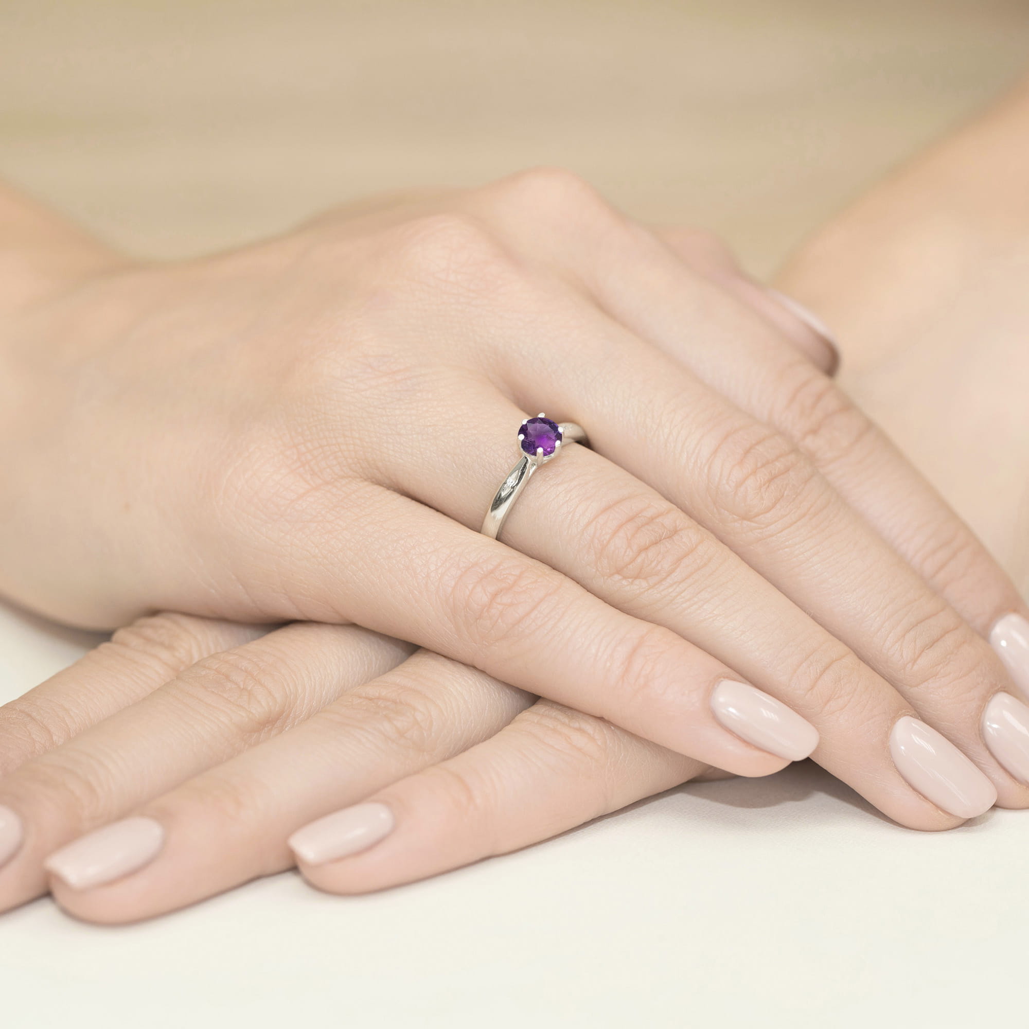 Pierścionek z okrągłym Ametystem 0,50ct i brylantami na szynie białe złoto