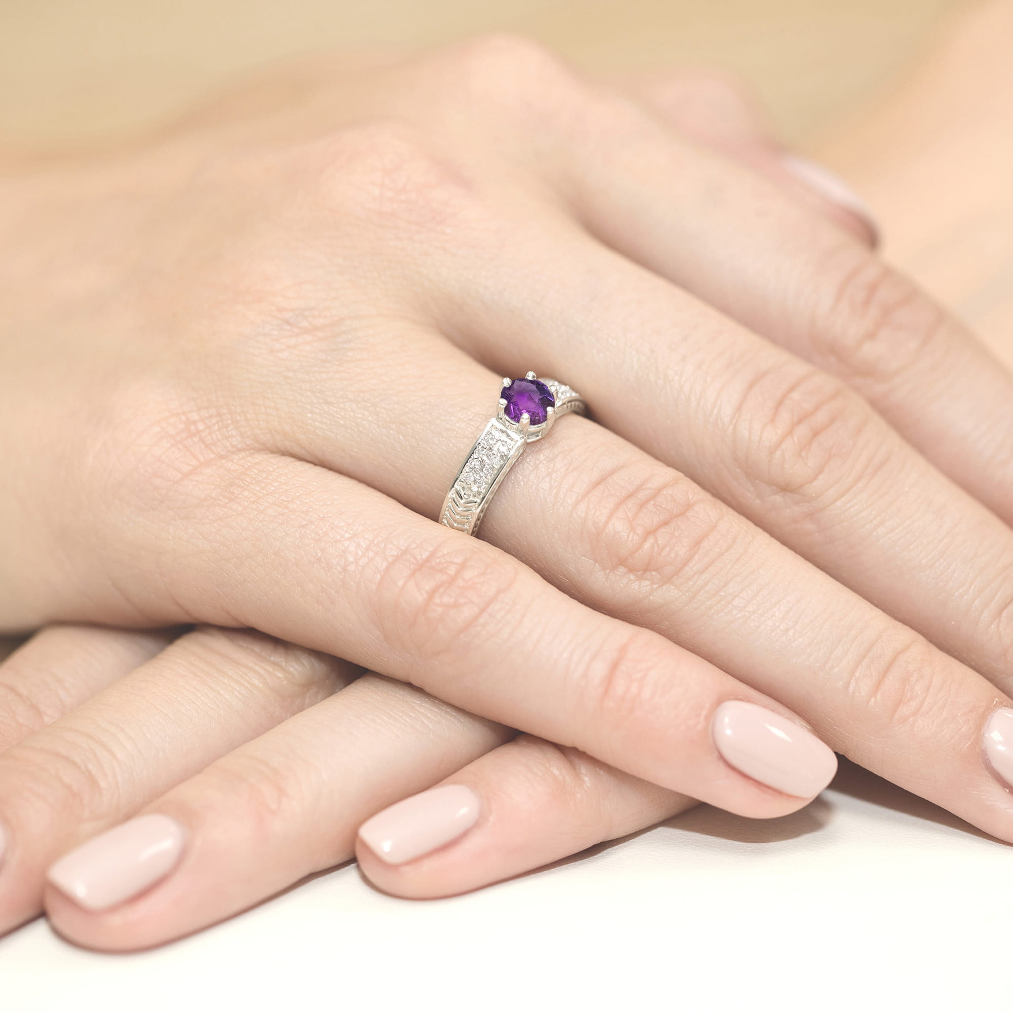 Pierścionek z brylatami i Ametystem 0,50ct białe złoto