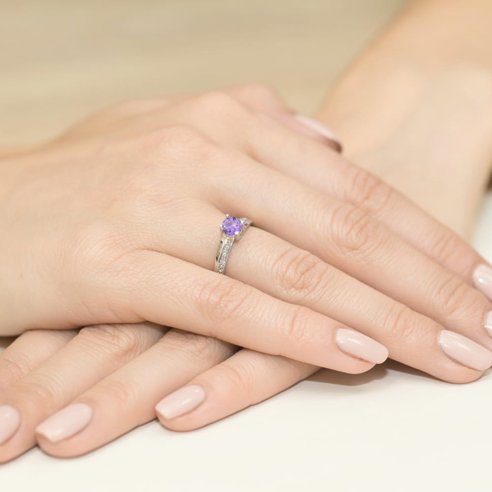 Pierścionek z Ametystem 0,50ct z brylantami na szynie białe złoto